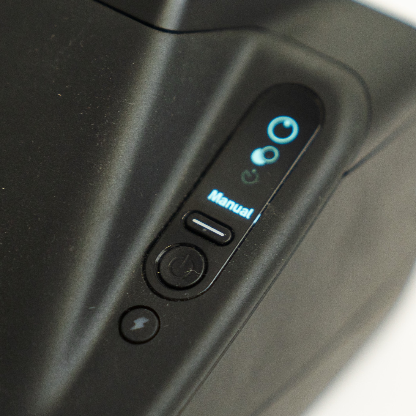 The top display of the Polaroid I-2 showing Manual mode selected